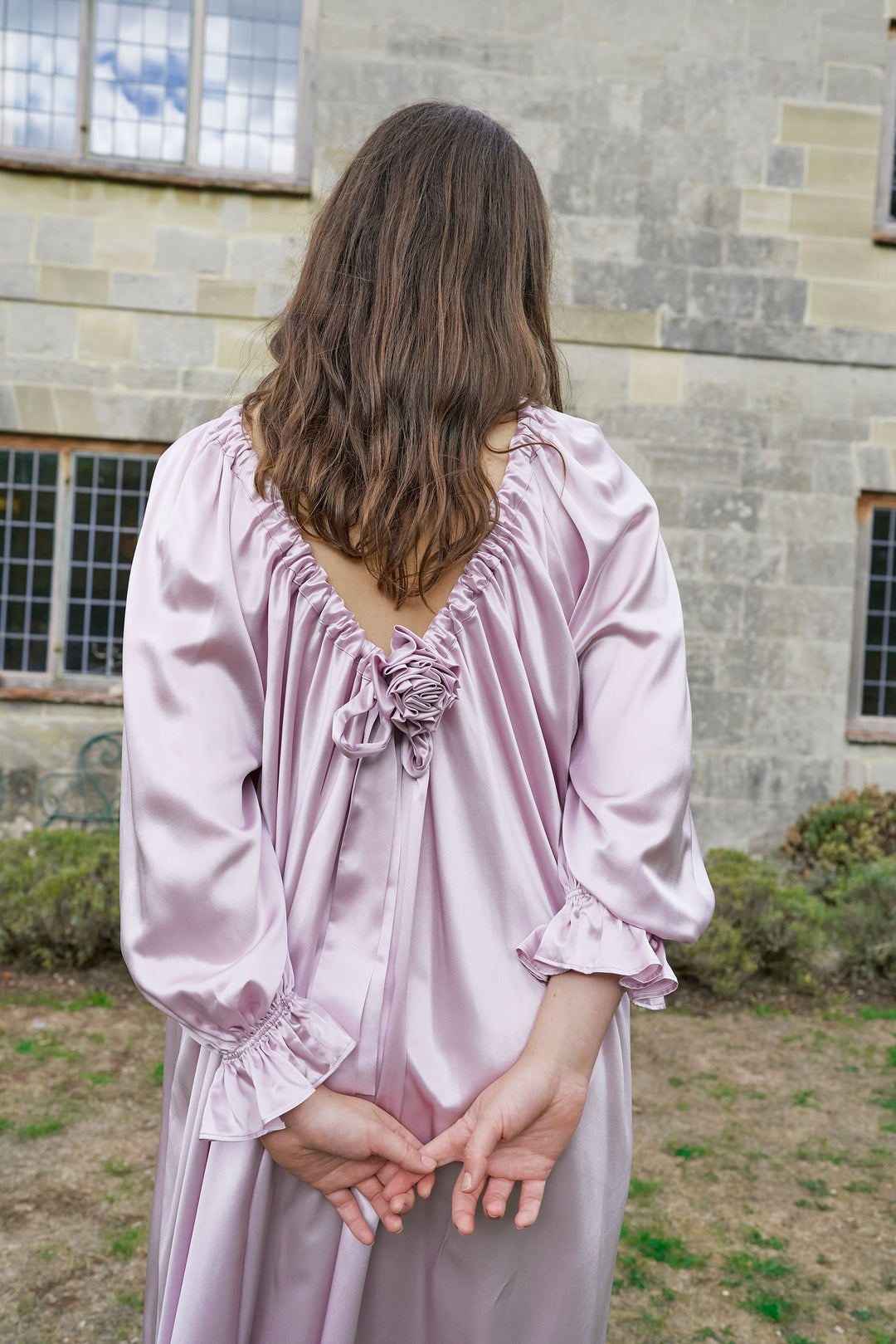 Seidenkleid „Tuscan Sun Glow“ mit V-Ausschnitt – Schokoladenbraun