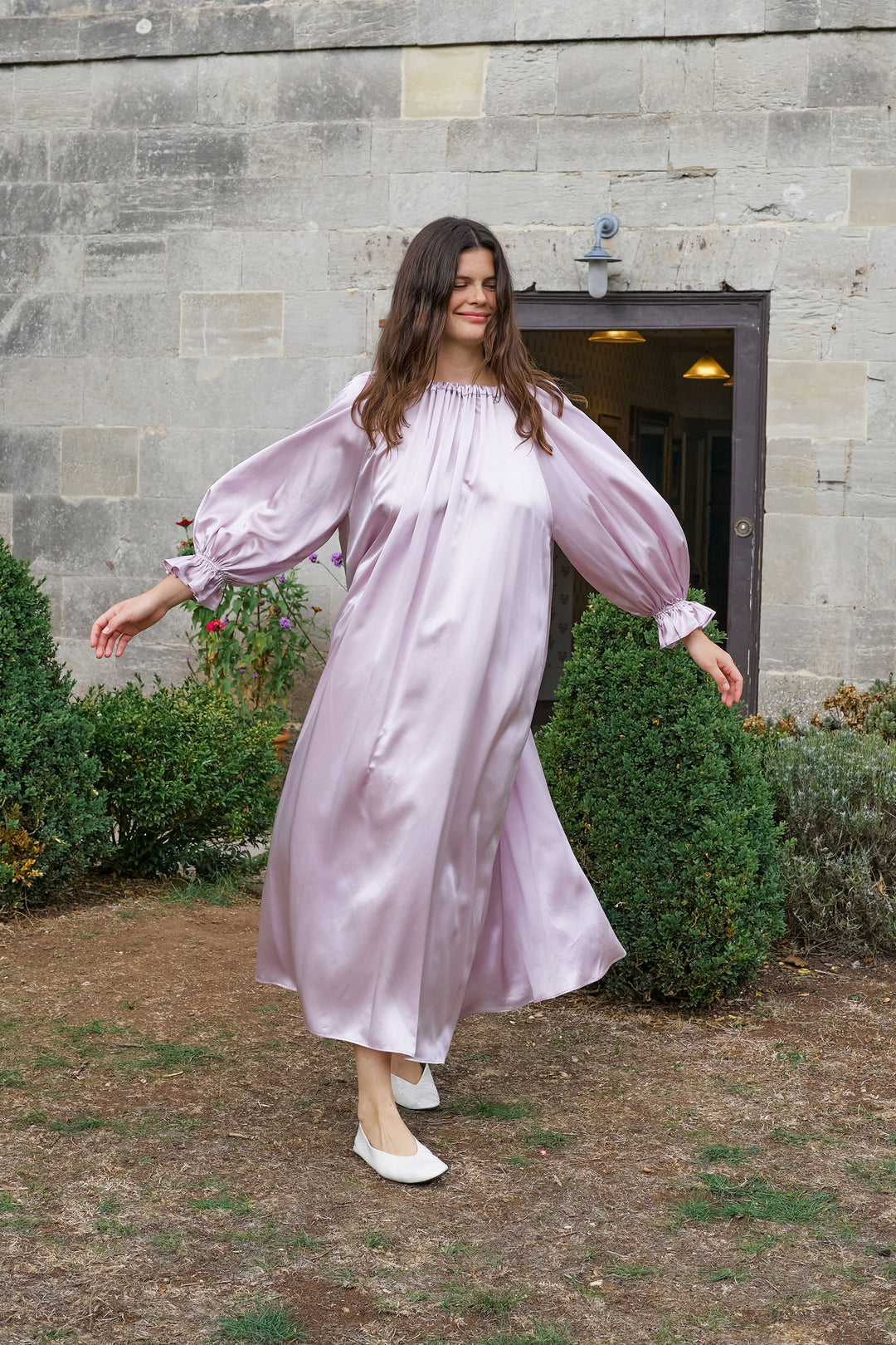 Seidenkleid „Tuscan Sun Glow“ mit V-Ausschnitt – Schokoladenbraun
