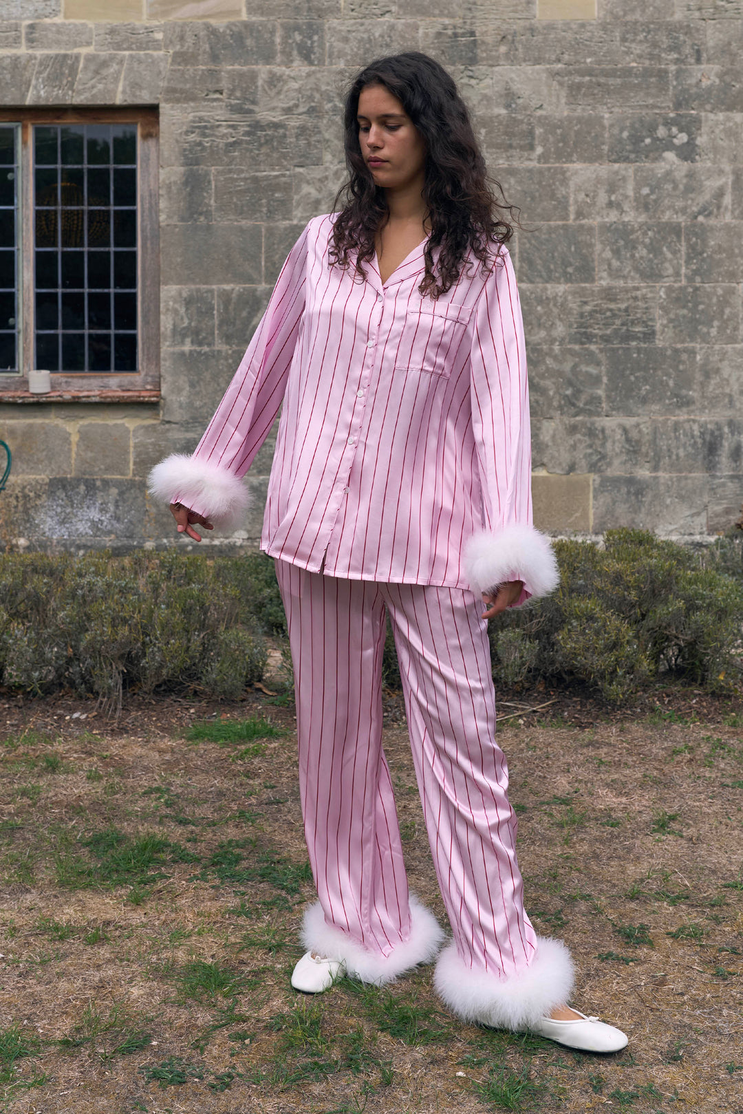 Édition Future Mariée | Ensemble pyjama de soirée en soie avec plumes amovibles