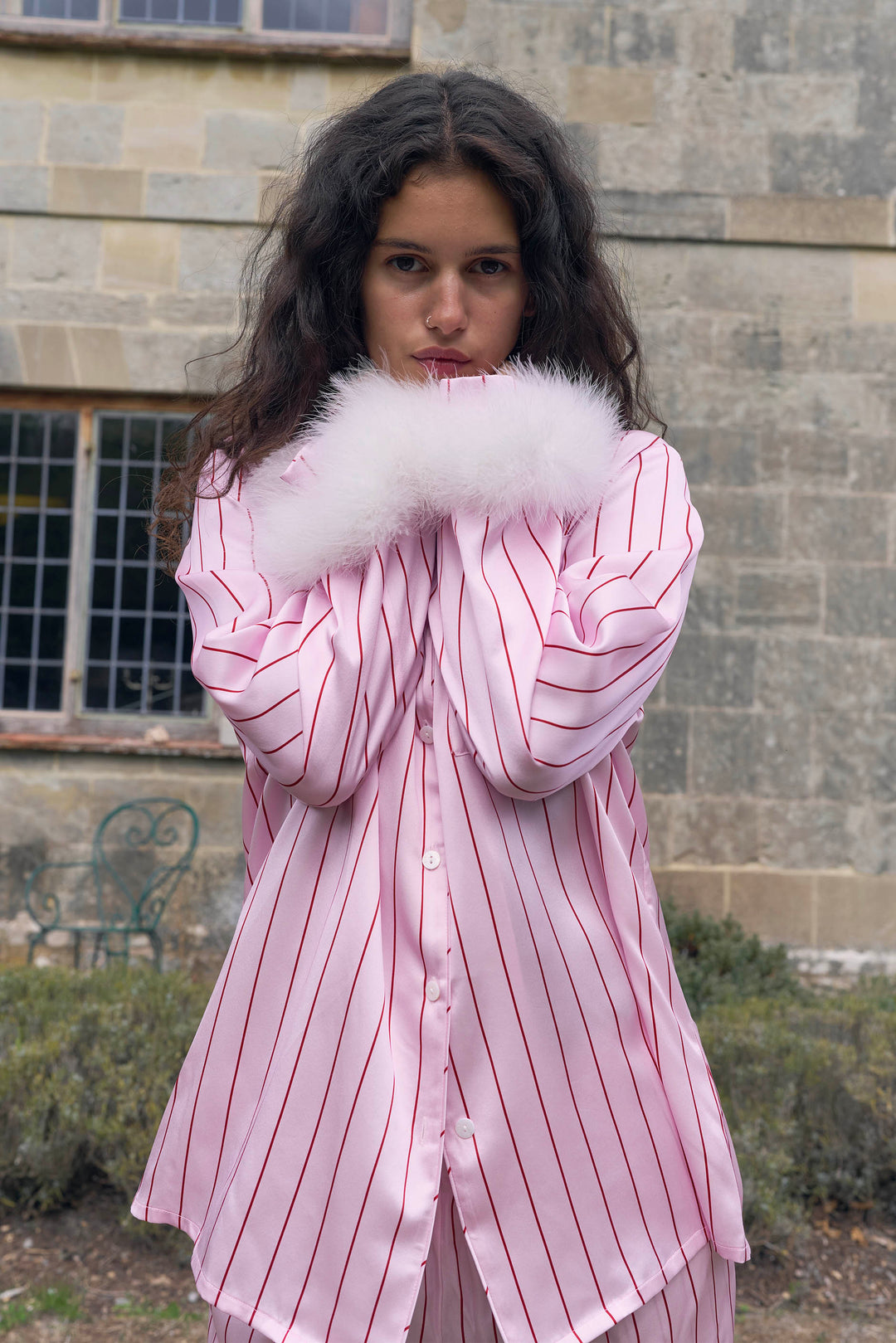Édition Future Mariée | Ensemble pyjama de soirée en soie avec plumes amovibles