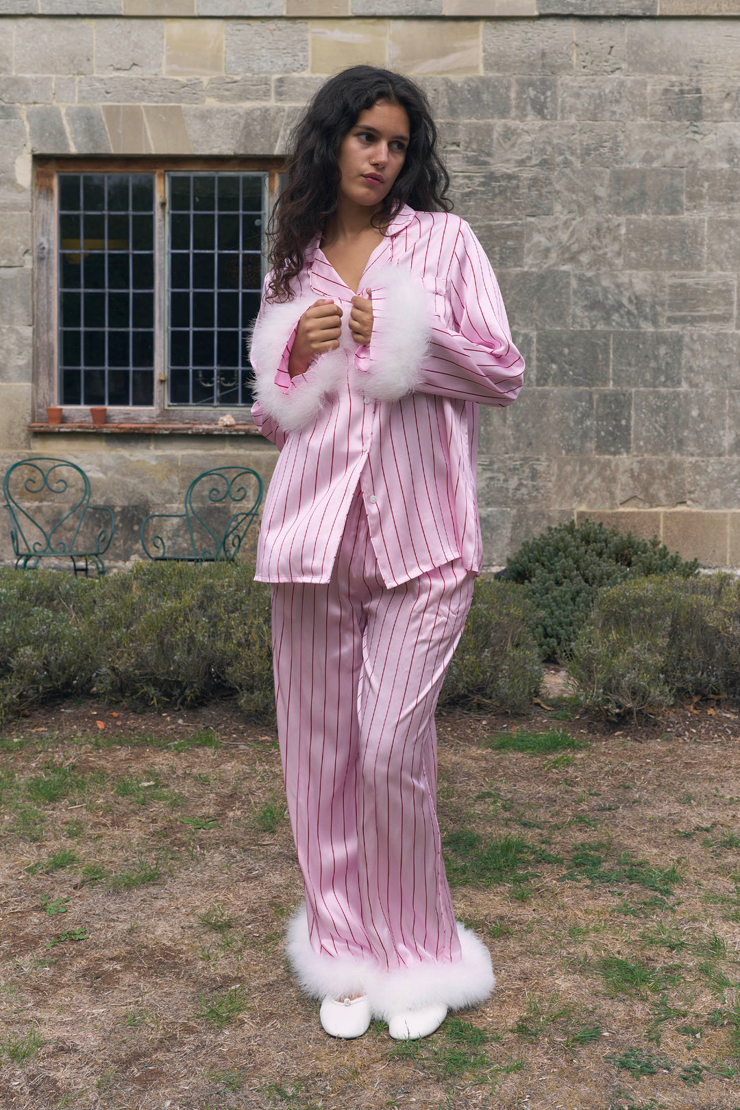 Édition Future Mariée | Ensemble pyjama de soirée en soie avec plumes amovibles