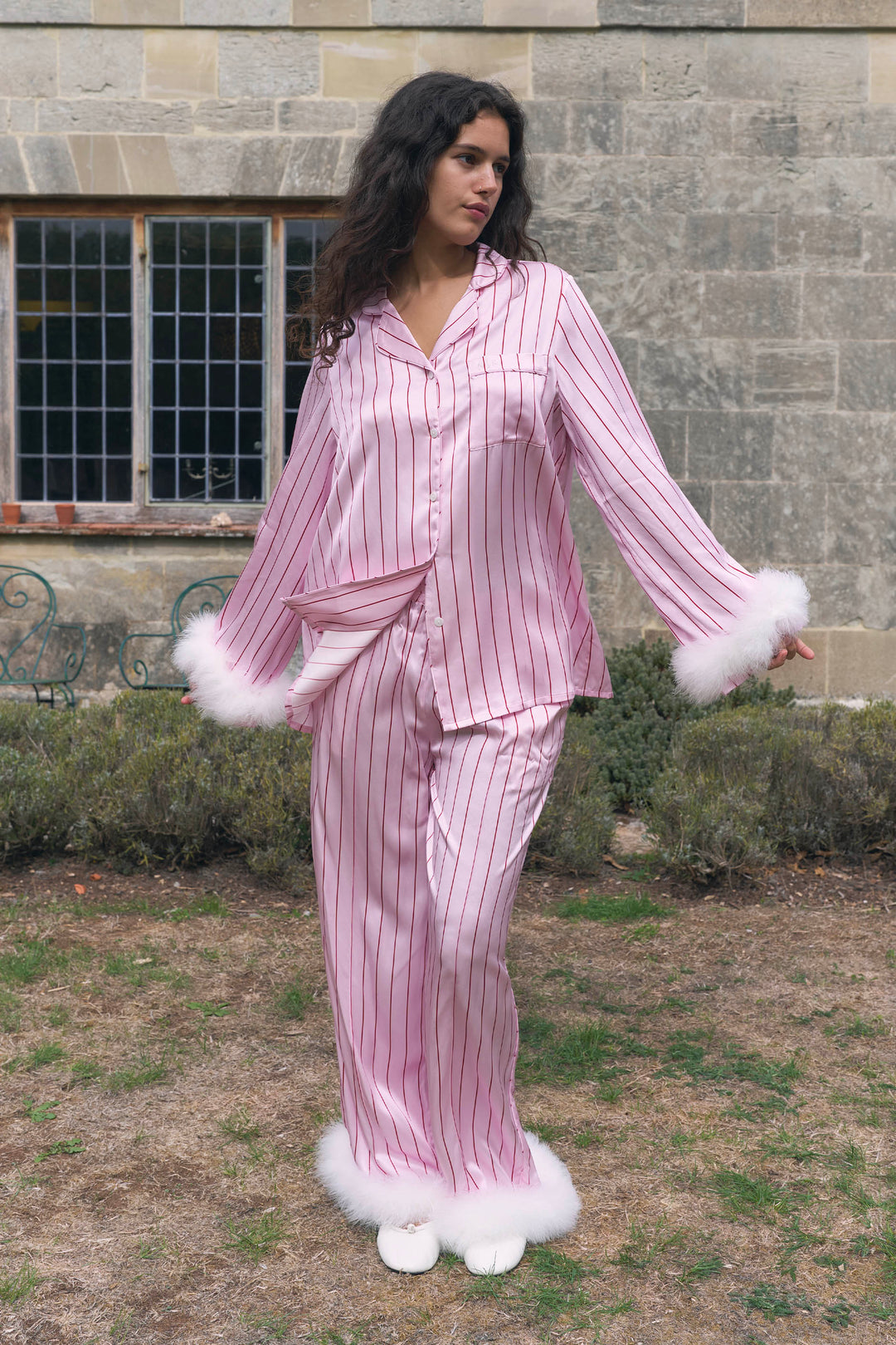 Édition Future Mariée | Ensemble pyjama de soirée en soie avec plumes amovibles